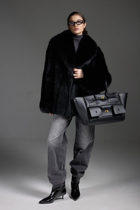 Cappotto nero in pelliccia di volpe