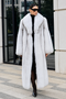 Long manteau blanc en fourrure de renard
