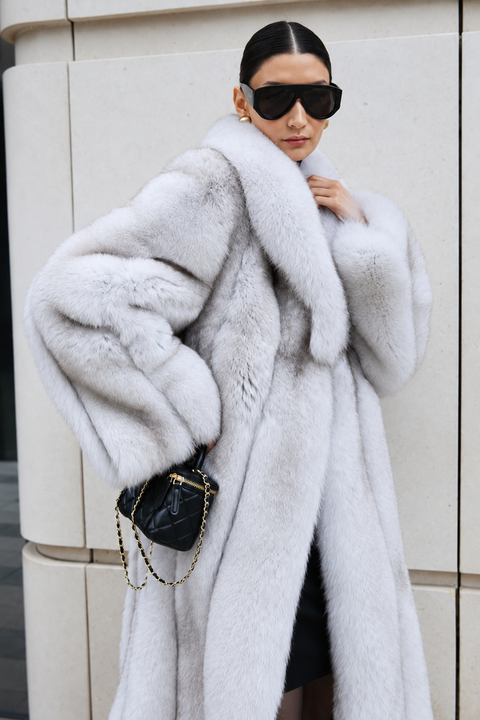 Long manteau blanc en fourrure de renard