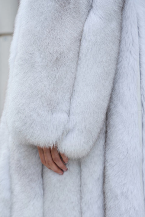 Long manteau blanc en fourrure de renard
