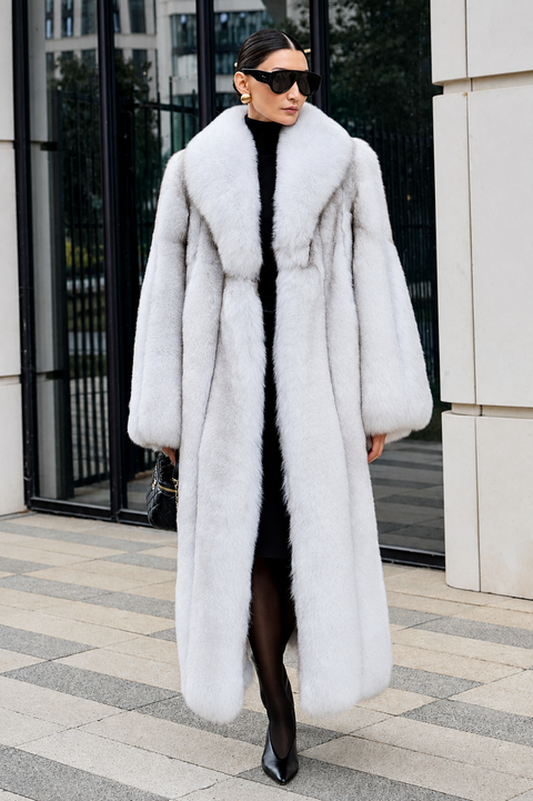 Long manteau blanc en fourrure de renard