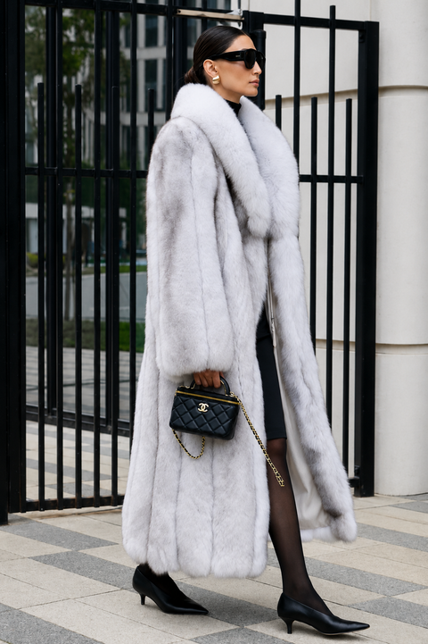 Long manteau blanc en fourrure de renard