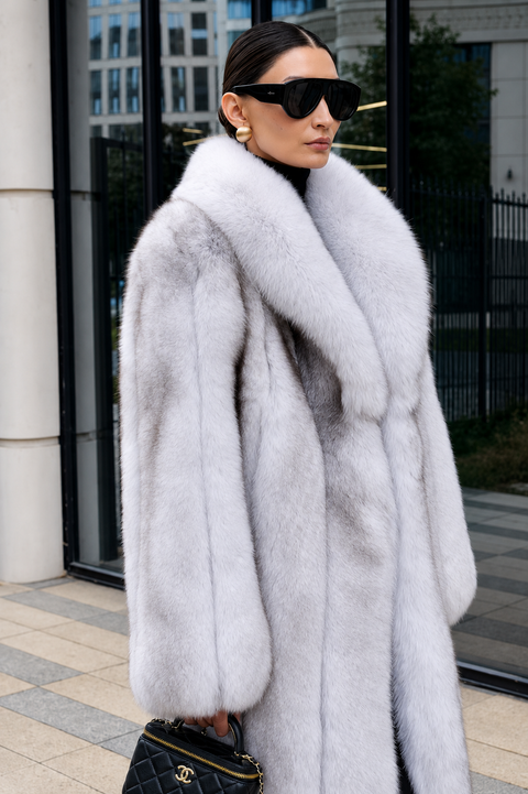 Long manteau blanc en fourrure de renard